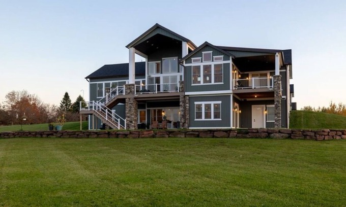 Ontario City House | 6 acre estate in Ontariowith lake views