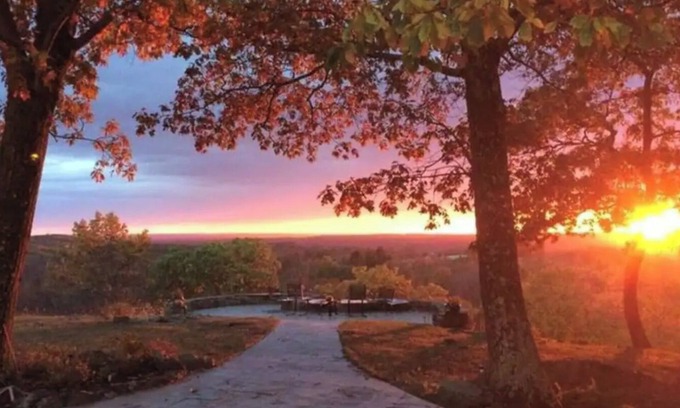 Woodbury House | 6-Acre Luxurious Country Home with Goddess Point Lookout