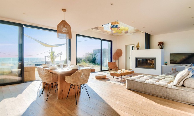 La Gueriniere House | 6 adults and 2 children – pool and direct beach access