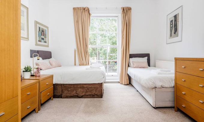Canary Wharf House | 6 Apartments in a Mansion House for the Larger Groups sleeps up to 50