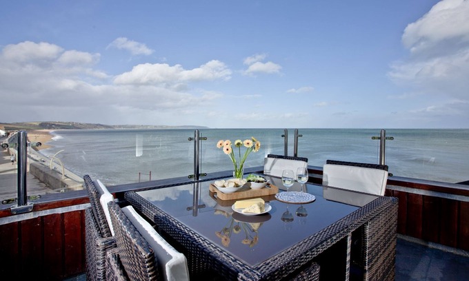 Torcross Apartment | 6 At The Beach - an apartment that sleeps 6 guests in 2 bedrooms