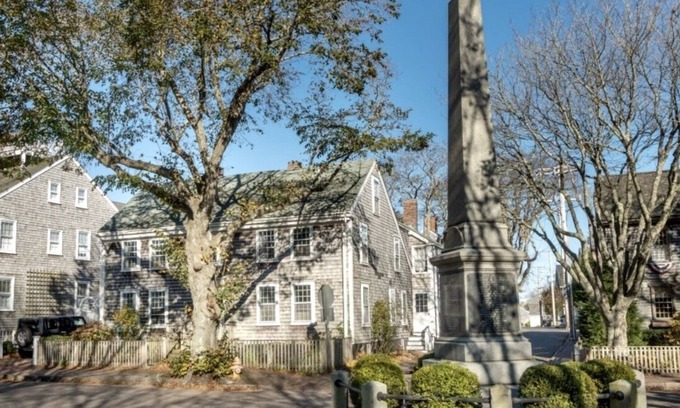 Nantucket Town House | 6 BDR, Pet-friendly, newly remodeled whaling captain’s house downtown Nantucket!