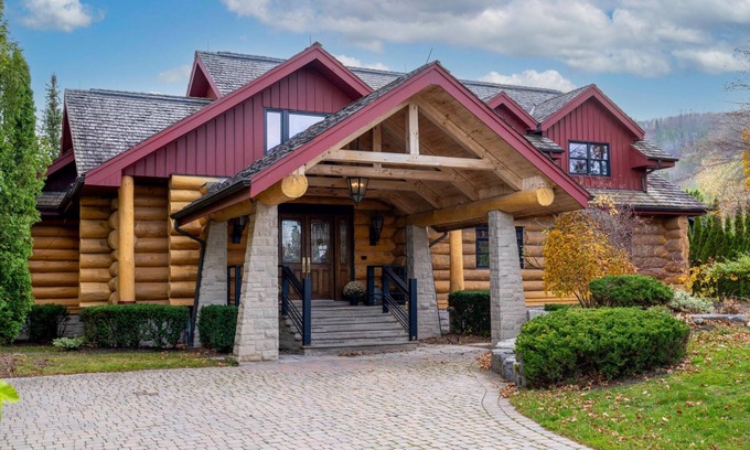 Craigleith Ski Chalet | 6 bdrm, 4 bath, luxury log ski cabin, steps from Craiglieth ski club!