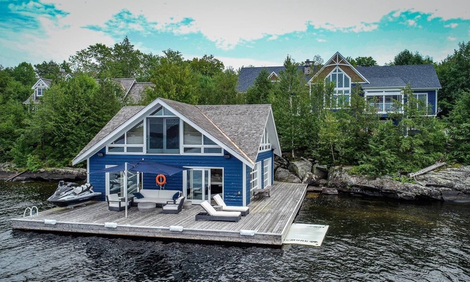 Bracebridge Villa | 6 bdrm, 6 bath Luxury with 230' of frontage on Lake Muskoka! Min to Bracebridge!