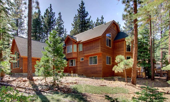 Montgomery Estates Cabin | 6 BDRM/Indoor Pool/WIFI/Home Theater/1 Block From Hiking Trail/Easter/April Spec