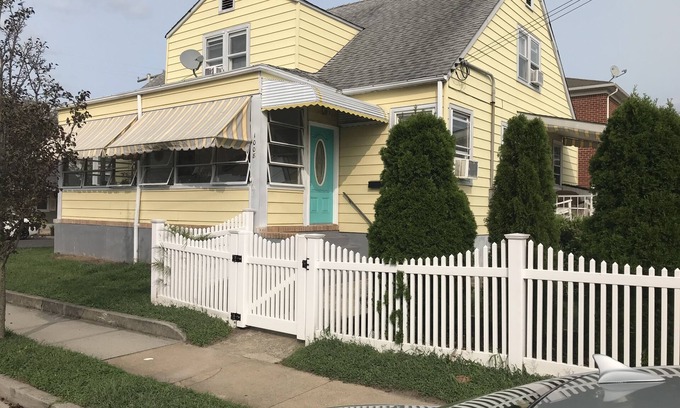 Bradley Beach House | 6 Bdrms 3 Blks to Beach Driveway Central A/C, Pet Friendly, Beach Badges Incl.