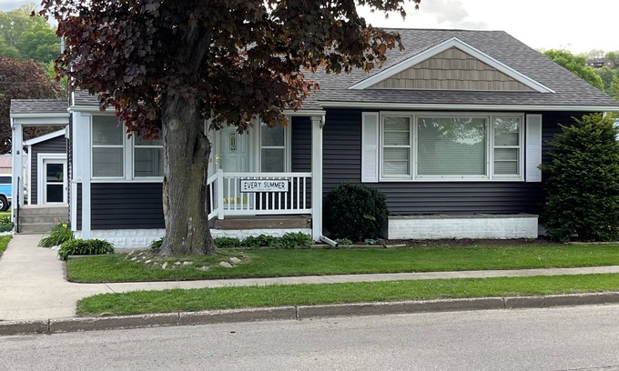 Guttenberg House | 6 bed, 2 bath house in Guttenberg Iowa on The Mississippi River, Sleeps 12