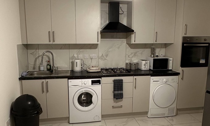 Hillingdon House | 6-bed 3-bath Home - Sleeps 14 & Free Parking