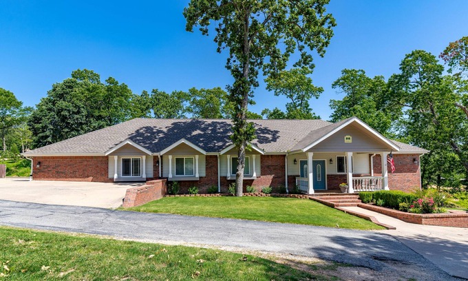 Grove House | 6 Bed/4 Bath Lake House with Access to Pool, Boat Slips and Boat Rental