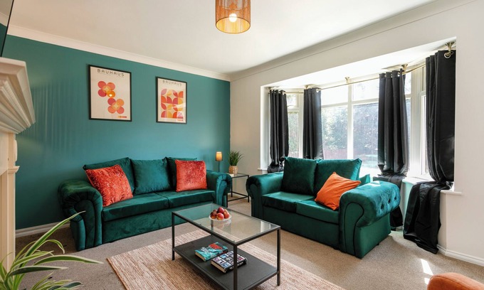 Peterborough House | 6-Bed Contractor House | Long Stay Discounts | WiFi, Driveway Parking, Smart TV