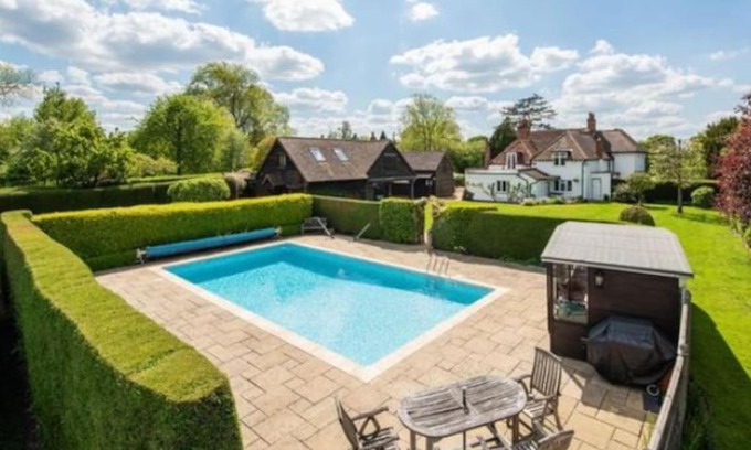 West Horsley Apartment | 6 Bed Countryside Mansion With Tennis Court & Swimming Pool with Parking
