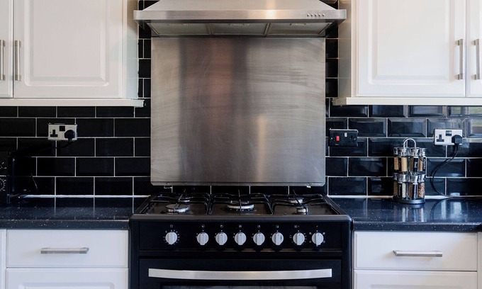 Dudley House | 6-bed House - Sleeps 13 - Families & Contractors