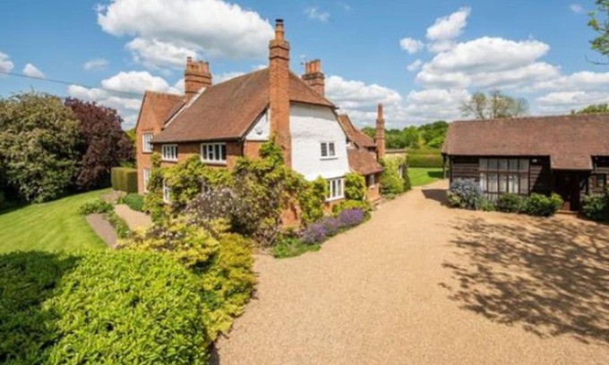 West Horsley Apartment | 6 Bed Mansion With Tennis Court & Swimming Pool