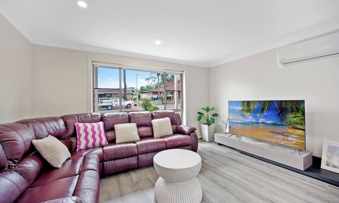 Mount Annan House | 6 Bedroom 3 Bath 2 Levels House