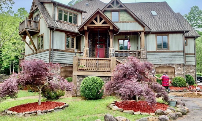 Burnsville House | 6 bedroom 5 bath house on 7 acres along the South Toe River near Asheville