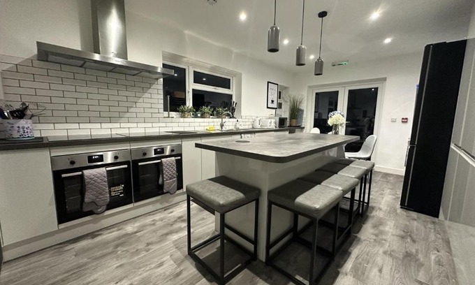 Sneinton House | 6 Bedroom 5 Shower rm House in Central Nottingham