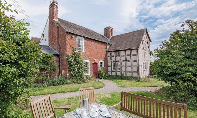Eaton Mascott Cottage | 6 bedroom accommodation in Attingham Park, near Shrewsbury