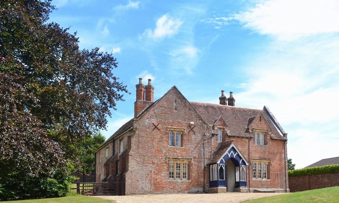 Longham Cottage | 6 bedroom accommodation in Dudsbury, Ferndown