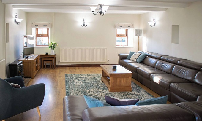 Hartington Cottage | 6 bedroom accommodation in Heathcote, near Hartington