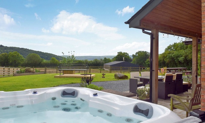 Newtown Cottage | 6 bedroom accommodation in Aberhafesp, near Newtown