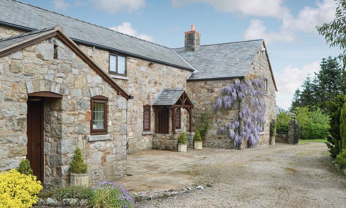 Weston Rhyn Cottage | 6 bedroom accommodation in Weston Rhyn, near Oswestry