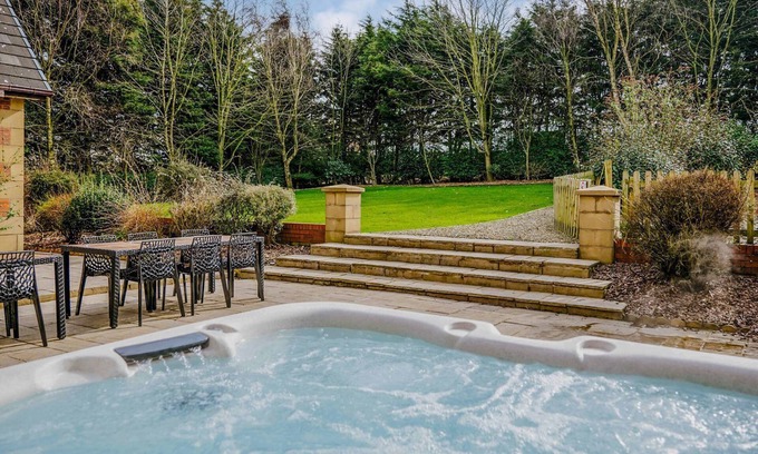 Wesham Cottage | 6 bedroom accommodation in Weeton, near Blackpool
