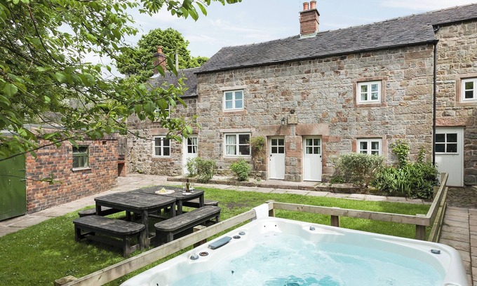 Leek Cottage | 6 bedroom accommodation in Bradnop, near Leek