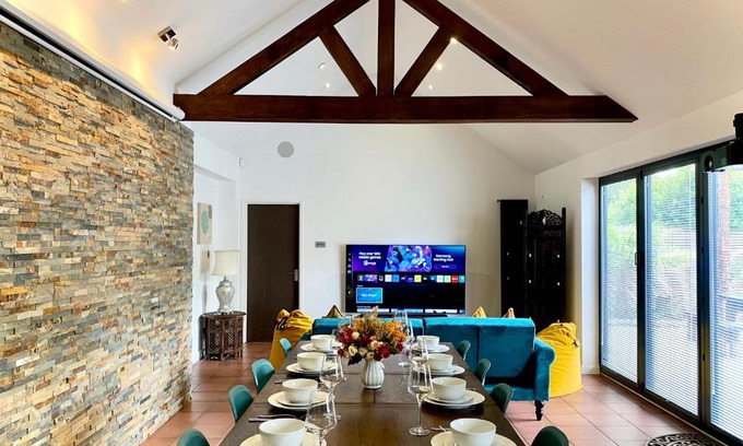 Ascot Villa | 6 Bedroom Bungalow Ascot Racecourse LegoLand Windsor Castle 75" TV