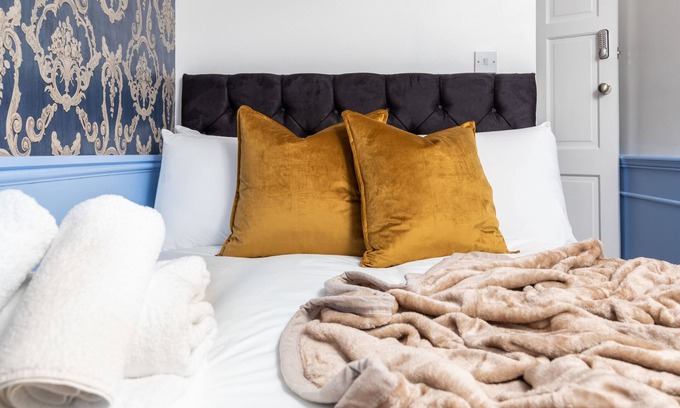 Canterbury House | 6 Bedroom City Centre Townhouse
