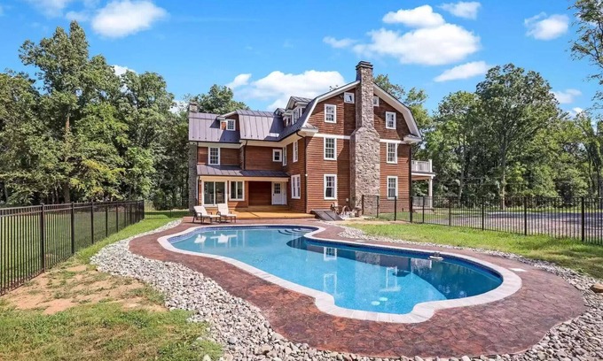 Bluemont House | 6 Bedroom Farmhouse Owned by Bear Chase