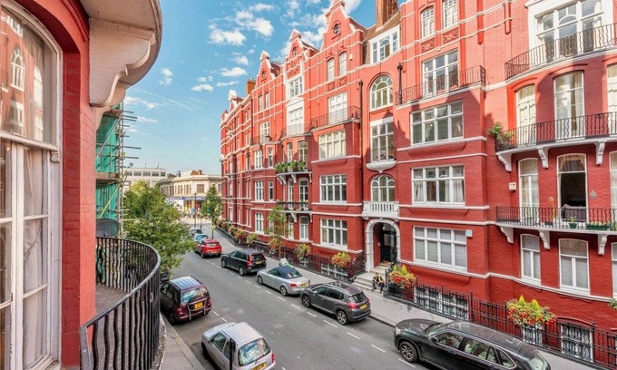 St. Johns Wood Apartment | 6 Bedroom High Ceiling Hyde Park Flat