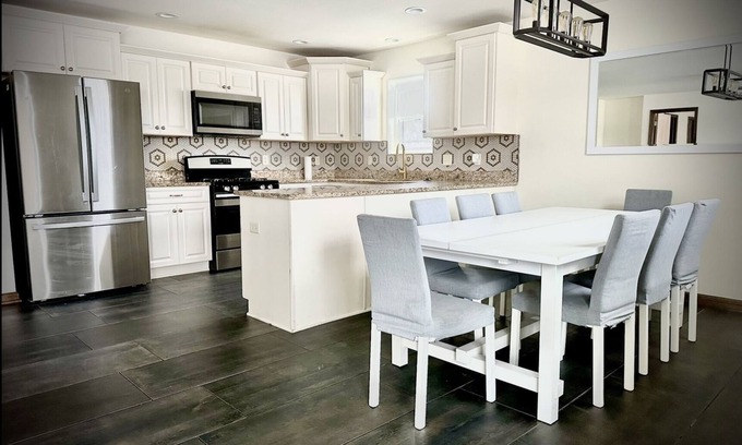 Hudson Lake House | 6 Bedroom Home -Huge back yard-30 minutes to ND!