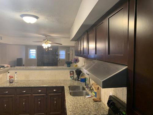 Houston House | 6 Bedroom house 15 minutes from iah airport.