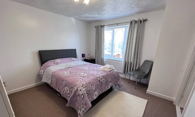Corby House | 6 Bedroom House Air BnB reasonable distance from the town center & train station
