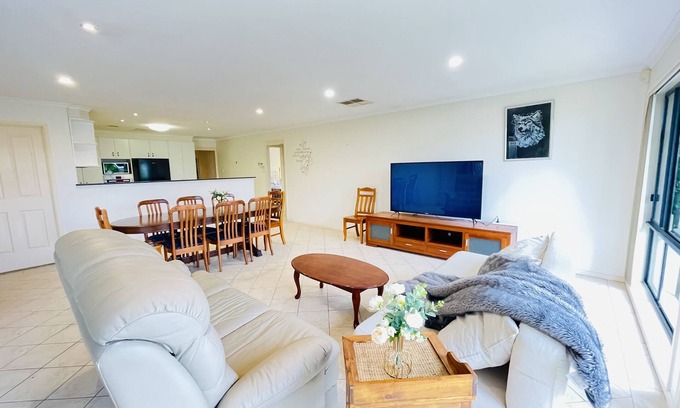 Gungahlin House | 6 Bedroom House @ Gungahlin Town Center