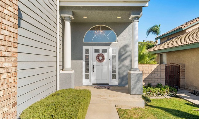 Ontario House | 6 bedroom Large house. Near Airport,Outlets Mall, No big Party, Pets Friendly