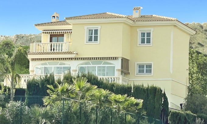 Hoya de los Patos Villa | 6 Bedroom Luxury Villa ,6 seater Jacuzzi & heated pool . 18 guests max