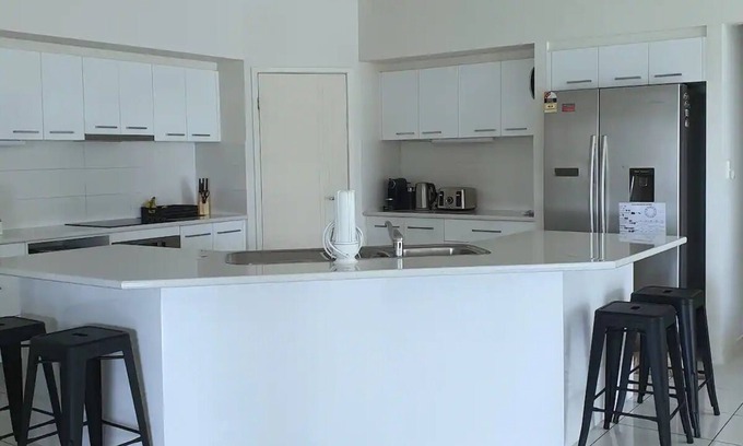 Wondunna House | 6 Bedroom Modern Home + Pet Friendly! Sleeps 14