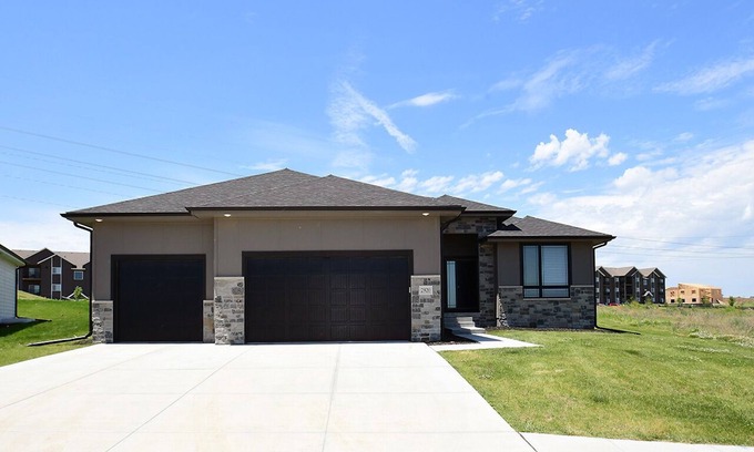 Elkhorn House | 6 Bedroom New Spacious Home (7beds)