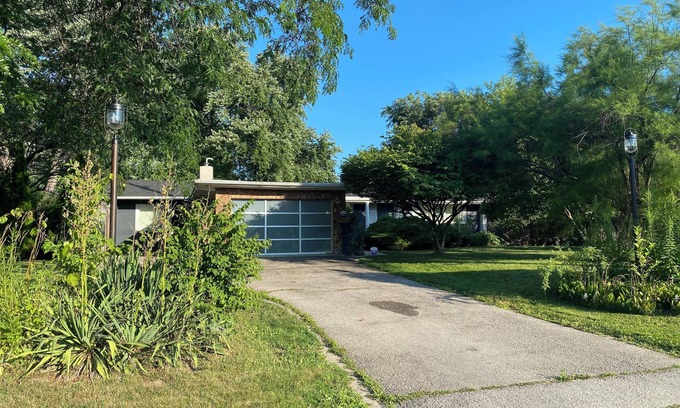 Mineola House | 6 Bedroom Ranch Bungalow in Port Credit.