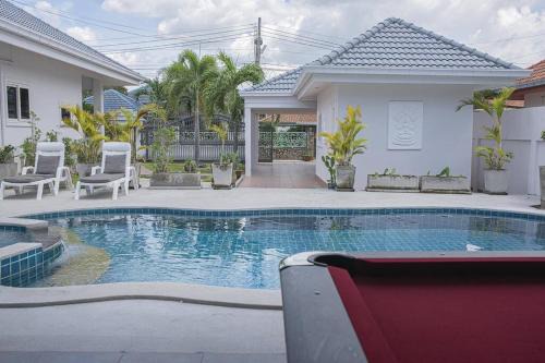 Nong Prue Villa | 6 Bedroom Tropical Oasis with Pool & Jacuzzi V6