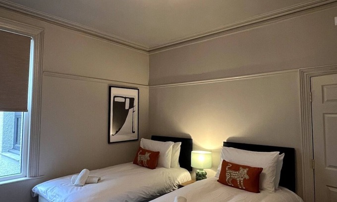 Whitehaven House | 6 Bedroom Victorian Terrace, 3.5 baths