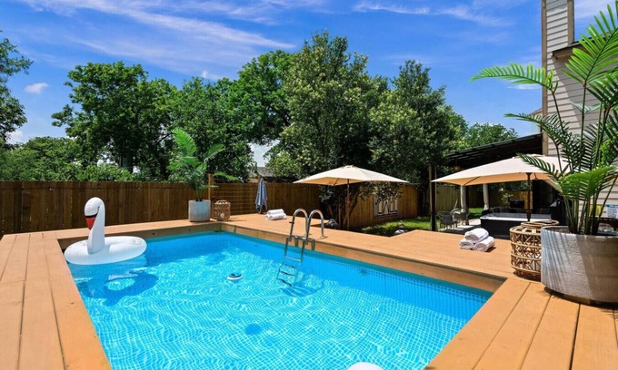 McKinney House | 6 Bedroom Villa | Pool | Hot Tub | Party Cabana