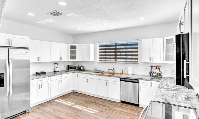 Miami Gardens House | 6 Bedrooms 4 bath 2 story home Miami Gardens sleep 20