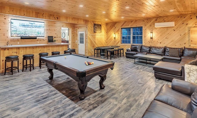 Rowland House | 6 Bedrooms + Hot Tub + Game Room + Movie Theater