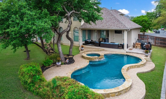 Sonoma Ranch House | 6 Bedrooms With a Pool and 4 baths!