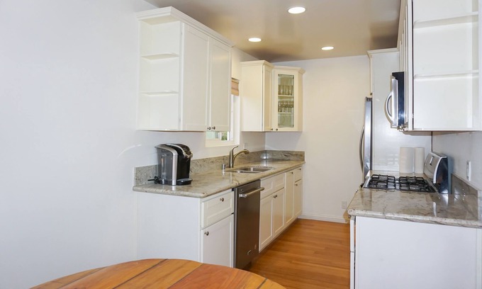 Ocean Park Condo | 6 Blocks from Beach - Private Locked Room in Great Building & Ideal Location!