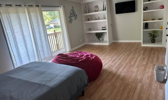 Greenville House | 6 BR Home near Football Stadium!