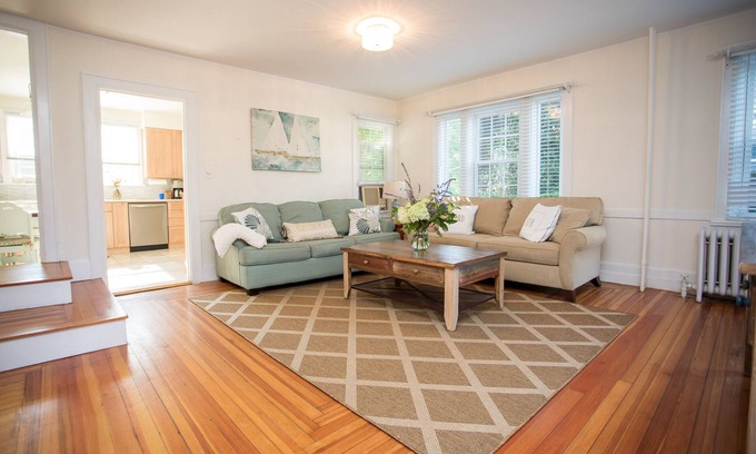 Top of the Hill House | 6 BR Monthly Rental in Newport, Great Location!Walk to Cliff Walk, Beach, Thames