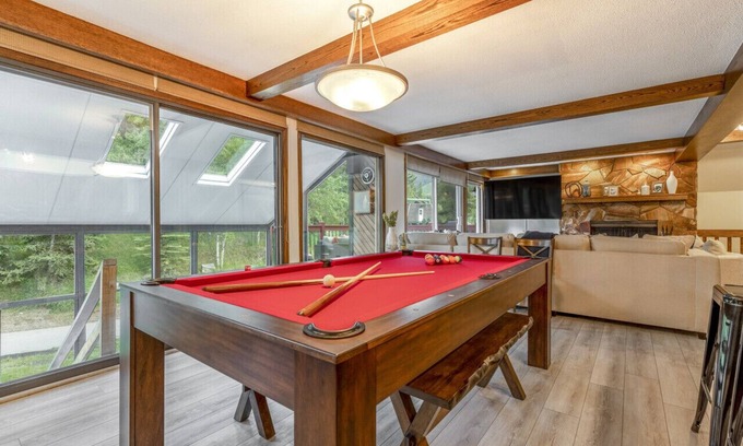 East Kootenay House | 6-Br Ski Chalet | Ski In/Ski Out – 20 Steps to LIFT | POOL + PRIVATE Hot Tub